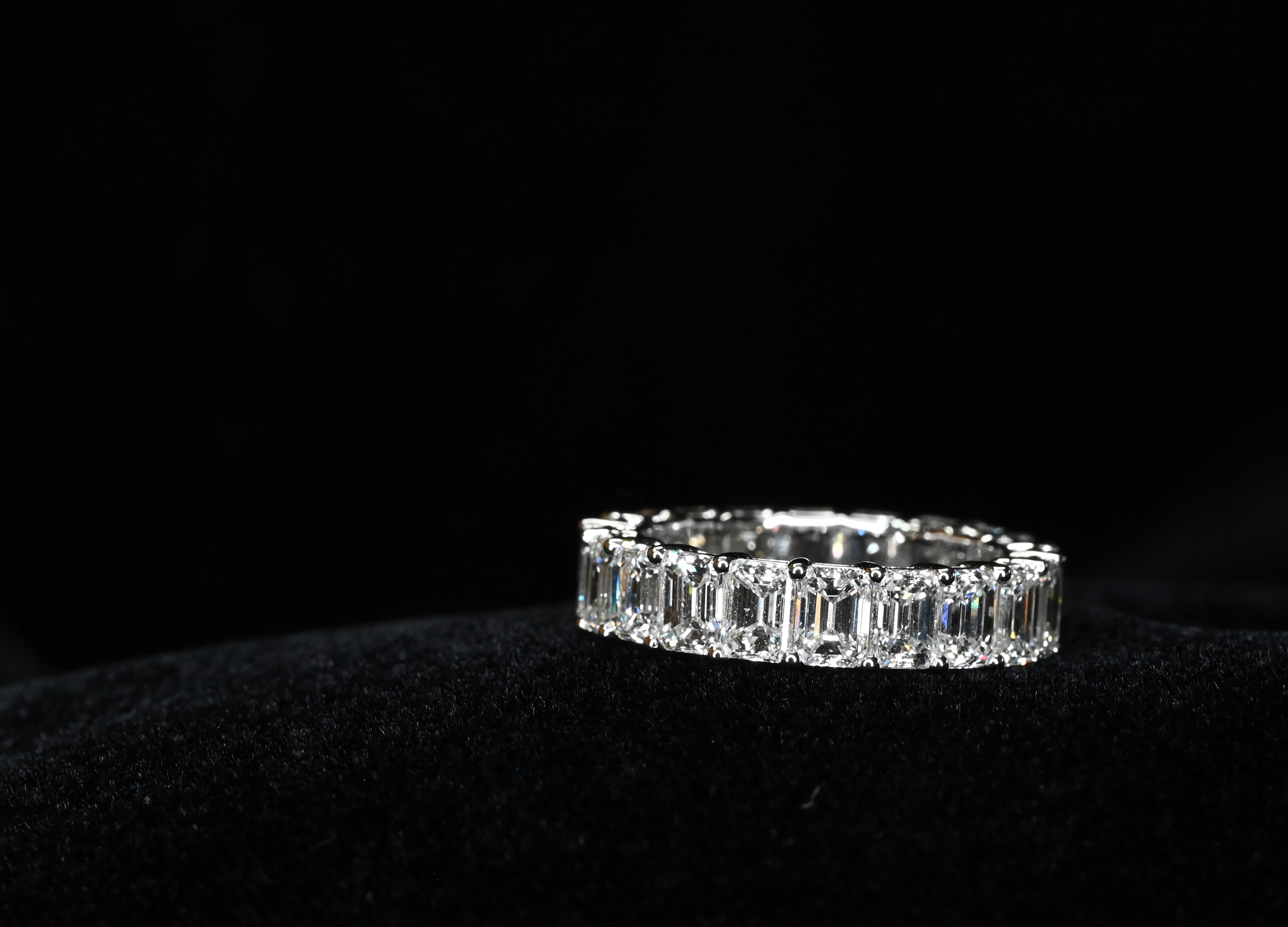 Natural Emerald Cut Diamond Eternity Band thumbnail 5